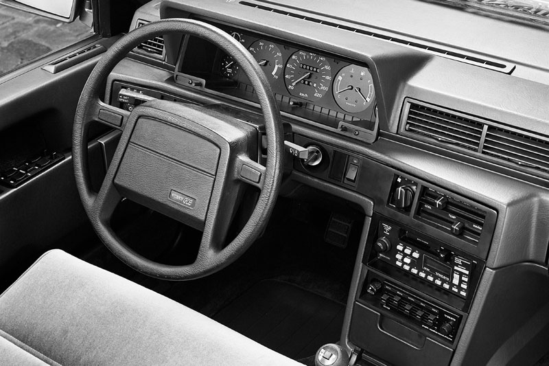 760 interior. Yes, it comes ith an equalizer. Photo from momentcar.com
